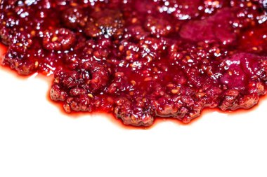 Lezzetli ve taze frambuaz reçeli üzerine hamur dökülür. Bunlar için berry pie bir dolgulu malzemeler..