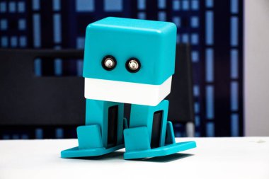 Mavi küçük ve şirin bir damla. Modern teknolojilerin geliştirilmesini, kendi iyilikleri için robotlar tarafından insanlık yaratılmasına açmıştır.