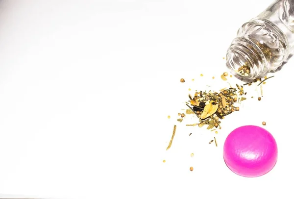 Lezzetli ve aromatik baharat pembe kapaklı bir kavanoz üzerinden dökülür. Rosemary, karanfil çeşitli yemekler hazırlamak için kullanılır.