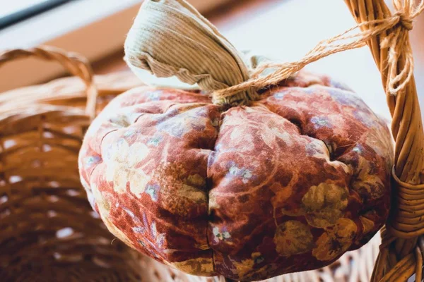 Güzel balkabağına işlemeli kumaştan ve Jüt halat üzerinde askıya. Kabak Cadılar Bayramı övgü günü için işlemeli.