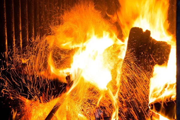 Odun soba Isıtma için içinde. Sparks yangından yükselin. Gezegen sıcaklığı çok yüksek..