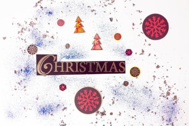 Noel beyaz bir arka plan üzerinde yazıt şenlikli, kış özellikleri ile çevrilidir. Güzel beyaz bir arka plan üzerinde ortaya konulan ve güvercin hoarfrost ve köpüklü kar ile serpilir. Harika festival atmosferi iletmek.