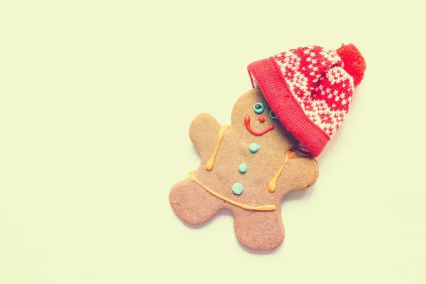 Delicious Freshly Baked Gingerbread Man Wearing Knitted Hat Cookies Lies — Stock Photo, Image