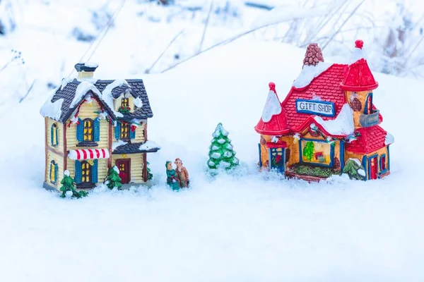 两栋房子和一棵小年荫下的雪中站着的人影 一个美好假期的开始 — 图库照片