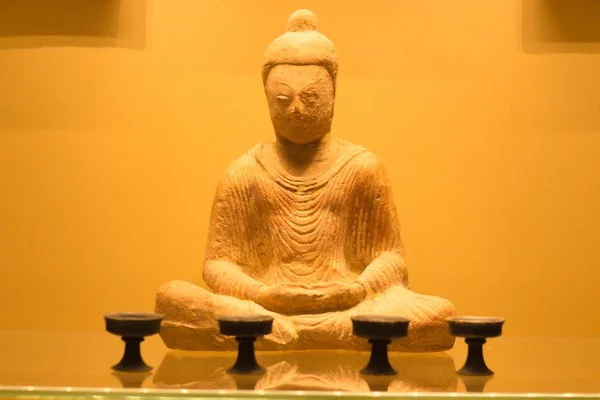 Den Antika Statyn Tänkaren Buddha Tillverkad Slitstarkt Stenmaterial Det Har — Stockfoto
