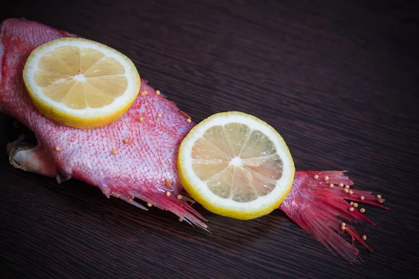 Два Соковитих Шматочки Лимона Лежать Свіжій Червоній Рибі Рибу Називають — стокове фото