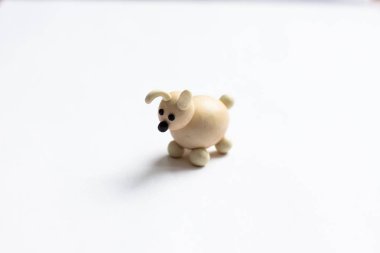 Hafif bir arka plan üzerinde beyaz renk bir küçük köpek hamuru yapılır. O çok güzel ve dostça a evde beslenen hayvan.