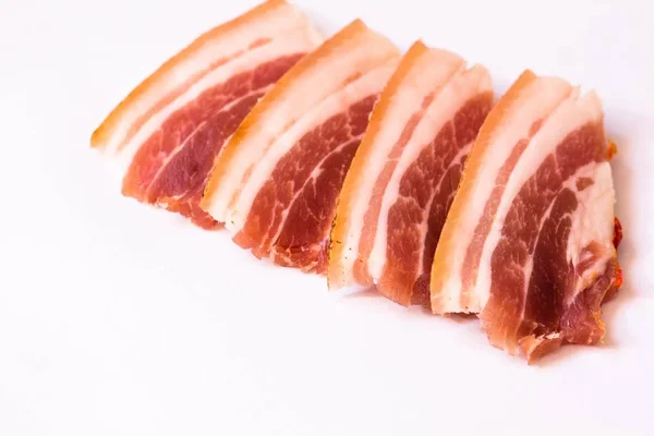 Flera Färska Och Saftiga Baconskivor Ligger Vit Neutral Bakgrund Bacon — Stockfoto