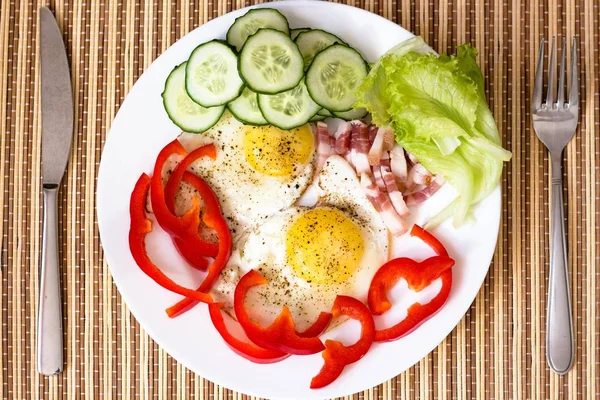 Leckere Und Frisch Gebratene Hühnereier Mit Frischem Paprika Speck Salat — Stockfoto