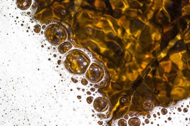 Parlak güneş ışınları akan suya yansır ve parlaklığına ihanet eder. Altta saf bir lider in taşlar vardır. Güçlü akış nedeniyle, su yüzeyinde bir köpük oluştu.