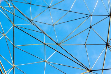 Temiz mavi gökyüzü bir arka plan üzerinde büyük metal örgü. Ağ bulutları yakalamak için yapılır.