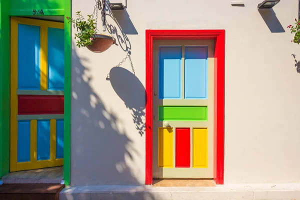 Drzwi Jasne Różne Kolory Odcienie Pobliżu Drzwi Jest Doniczka Pięknymi — Zdjęcie stockowe