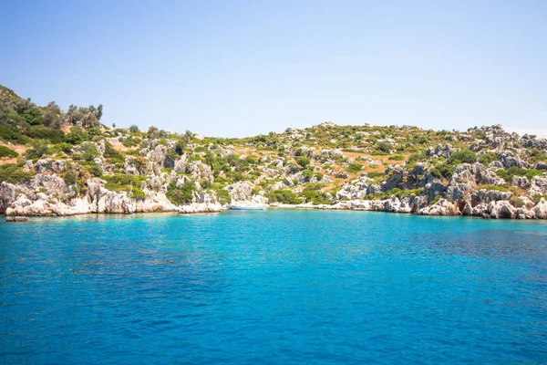 View Sea Ancient Ruins City Yacht Water Very Clear Blue — Stock Photo, Image