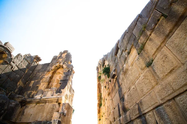 Berrak bir gökyüzüne karşı antik bir şehrin kalıntıları. Bina, antik Romalılar tarafından modern Türkiye topraklarında inşa edilmiştir..