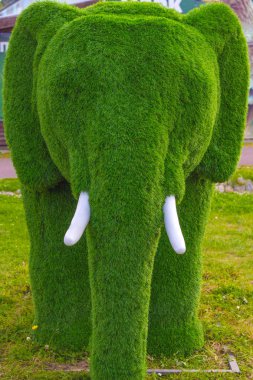 Fil ottan yapılmış. Rakam bir açık hava parkı bir dekorasyon olarak hizmet vermektedir.