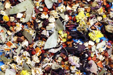 Çilek ve çiçeklerden bitki çayı. Çok lezzetli ve sağlıklı bira içeceği. Mavi nötr bir arka plan üzerinde Çay.