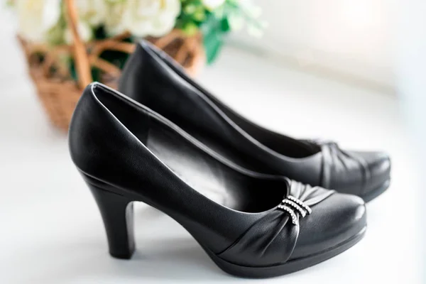 Elegante verano clásico mujer zapatos de cuero negro con tacón mediano — Foto de Stock
