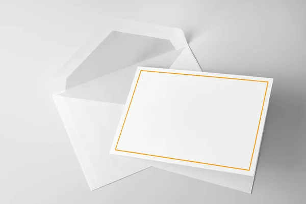 Saudação Branco Cartão Agradecimento Com Moldura Amarela Sobre Envelope Branco — Fotografia de Stock