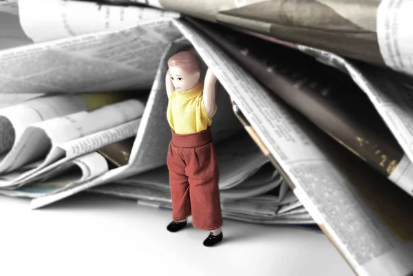 Φορτίο Πληροφοριών Mini Ανθρώπινο Σχήμα Κρατώντας Σωρού Εφημερίδων — Φωτογραφία Αρχείου