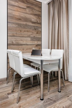 Modern yemek odası.