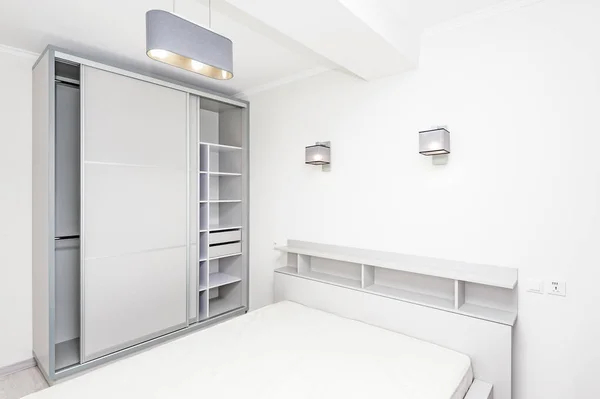 Interior simple dormitorio vacío blanco — Foto de Stock