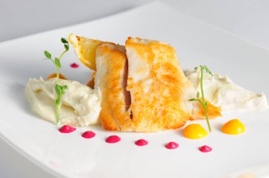 Kızarmış pikeperch kereviz püresi ile