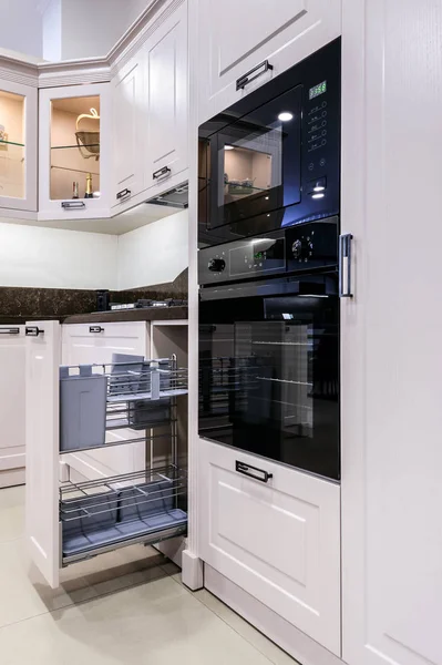 Luxus modern bézs konyha lakberendezés — Stock Fotó