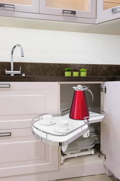 Küchenecke mit ausziehbaren Regalen — Stockfoto