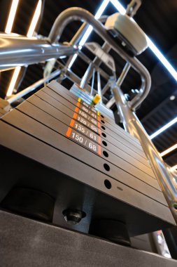 Spor salonu iç çoklu makine ile