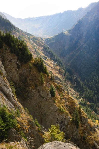 Widok z drogi Transfogaraskiej w dół do doliny, Rumunia — Zdjęcie stockowe