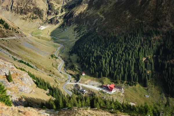 Вид с дороги Transfagarasan вниз к vl, Румыния — стоковое фото