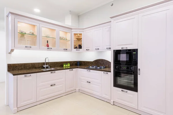 Luxus moderne beige Küche Interieur — Stockfoto