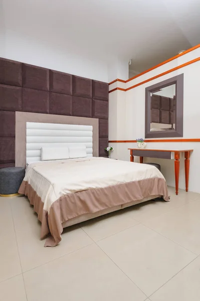 Trendiges minimalistisches Schlafzimmer — Stockfoto