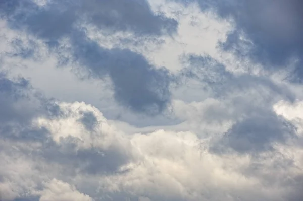 Драматическое небо с облаками — стоковое фото