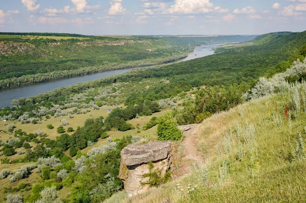 Типичный вид на реку Днестр, Молдова — стоковое фото