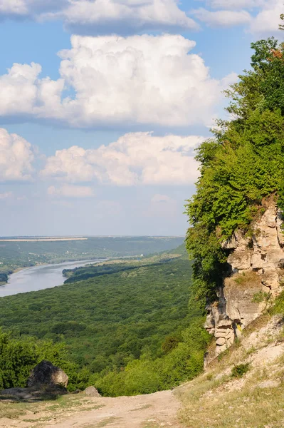 Скелі біля річки Дністер, краєвид Молдови — стокове фото