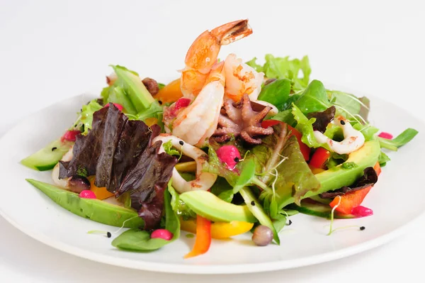 Seafood salad with fresh vegetables — Stock Photo, Image