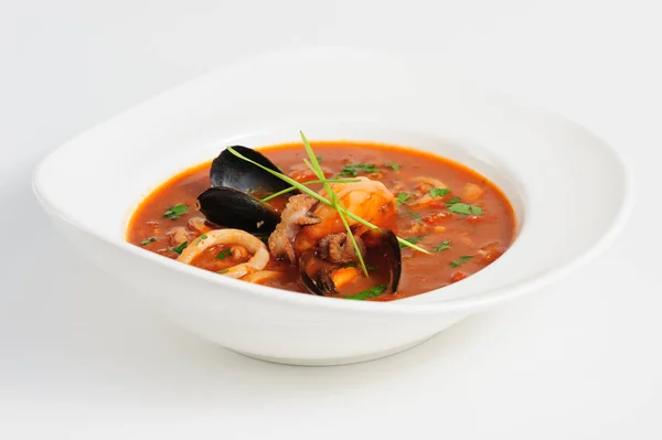 Sopa de frutos do mar em prato branco — Fotografia de Stock