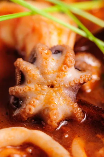 Sopa de frutos do mar em prato branco — Fotografia de Stock