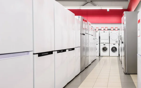 Холодильники и стиральные машины в магазине бытовой техники — стоковое фото