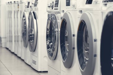 çamaşır mashines aletleri mağazasının içinde