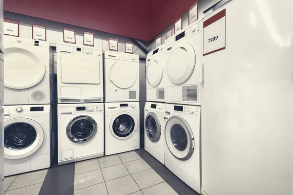 Fila Máquinas Lavar Roupa Loja Eletrodomésticos Imagem Tonificada — Fotografia de Stock