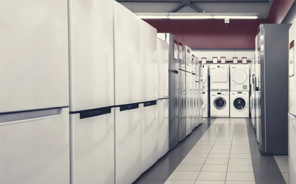 Réfrigérateurs et mashines de lavage en magasin d'appareils électroménagers — Photo