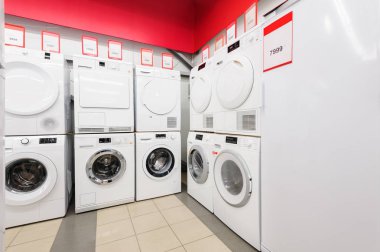 çamaşır mashines aletleri mağazasının içinde