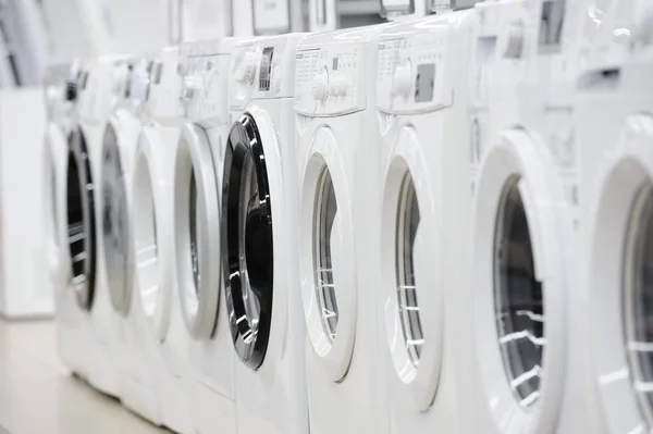 Máquinas de lavar roupa na loja de aparelhos — Fotografia de Stock