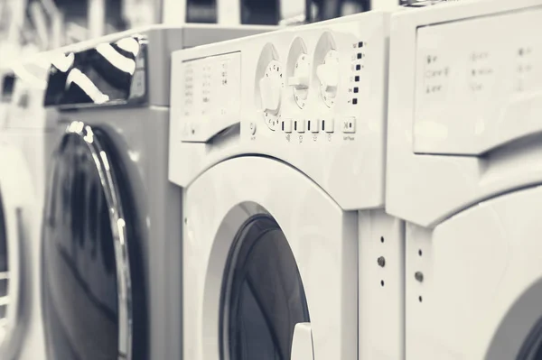 Laver les mashines dans le magasin d'appareils ménagers — Photo