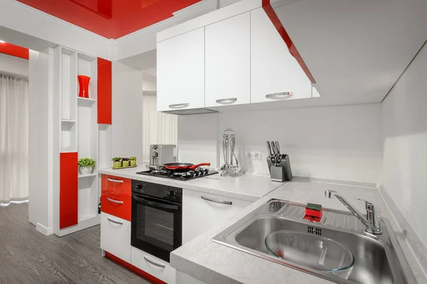 Интерьер современной красной и белой кухни — стоковое фото