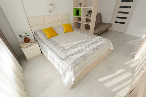 Интерьер спальни с большой двуспальной кроватью — стоковое фото