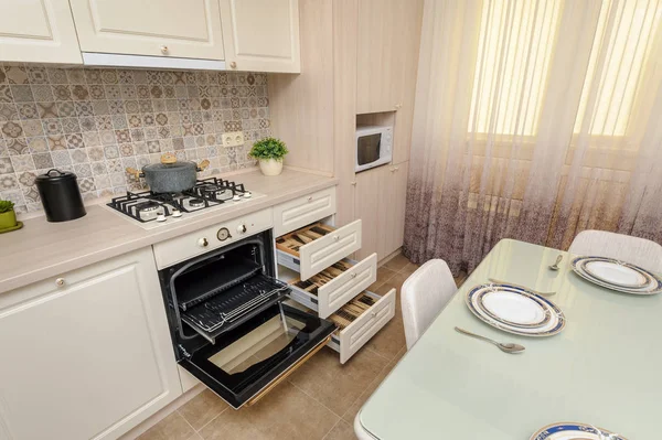 Moderna cucina e sala da pranzo color beige — Foto Stock