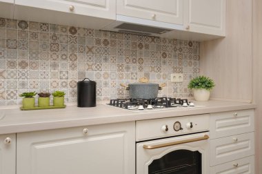 Modern bej renkli mutfak ve yemek odası